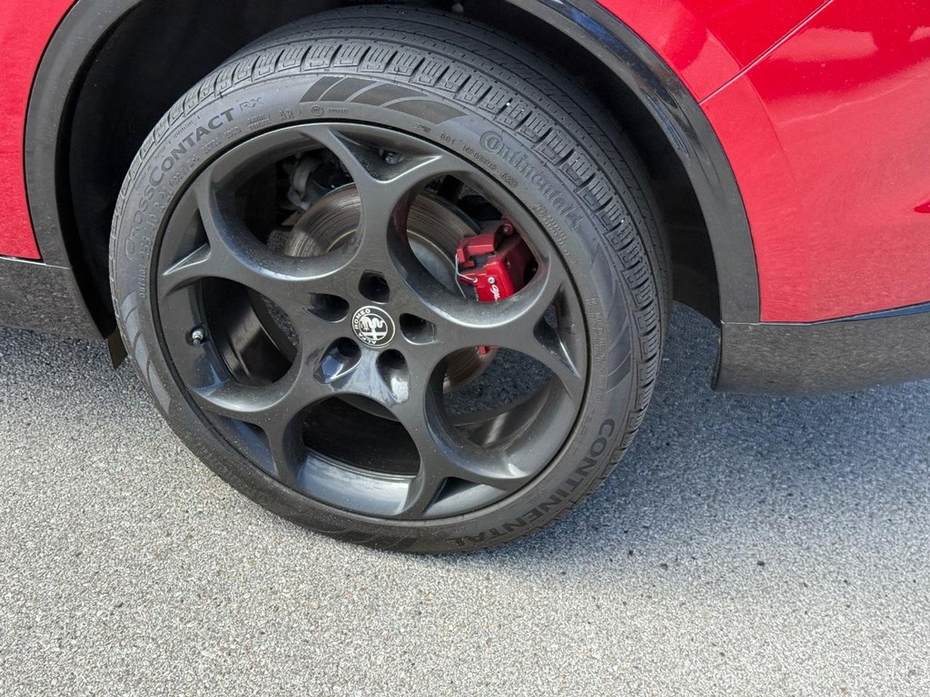 Alfa Romeo Stelvio Vehicle Full-screen Gallery Image 07