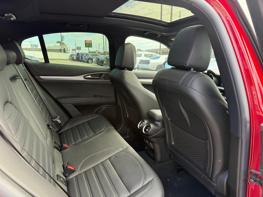Alfa Romeo Stelvio Vehicle Full-screen Gallery Image 10