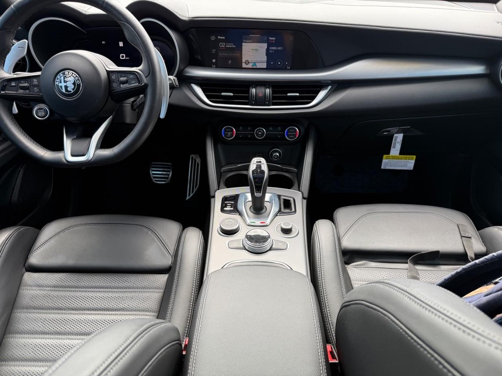 Alfa Romeo Stelvio Vehicle Full-screen Gallery Image 11