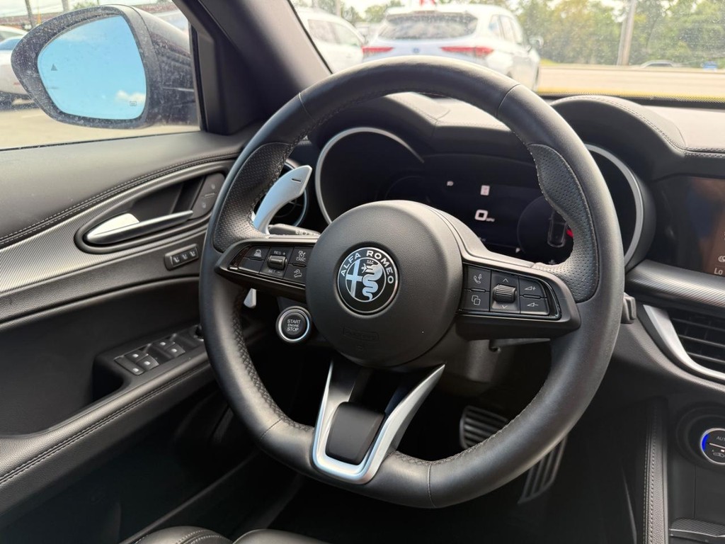 Alfa Romeo Stelvio Vehicle Full-screen Gallery Image 12