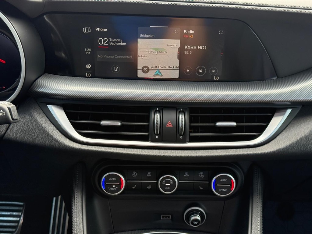 Alfa Romeo Stelvio Vehicle Full-screen Gallery Image 13