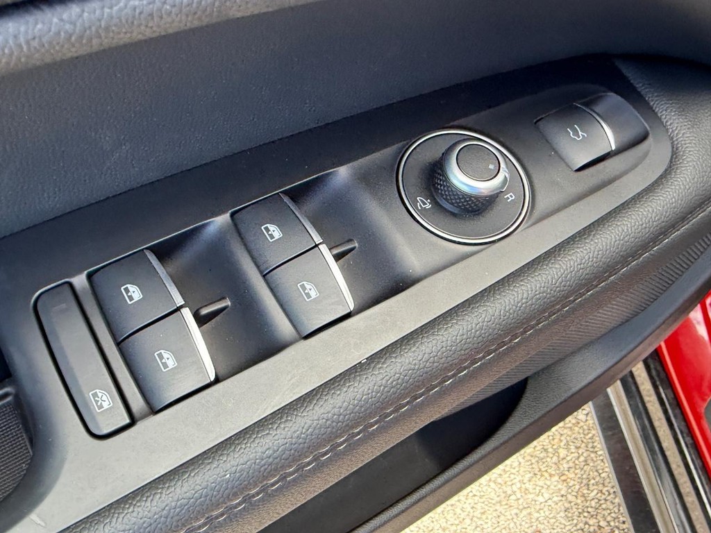 Alfa Romeo Stelvio Vehicle Full-screen Gallery Image 14