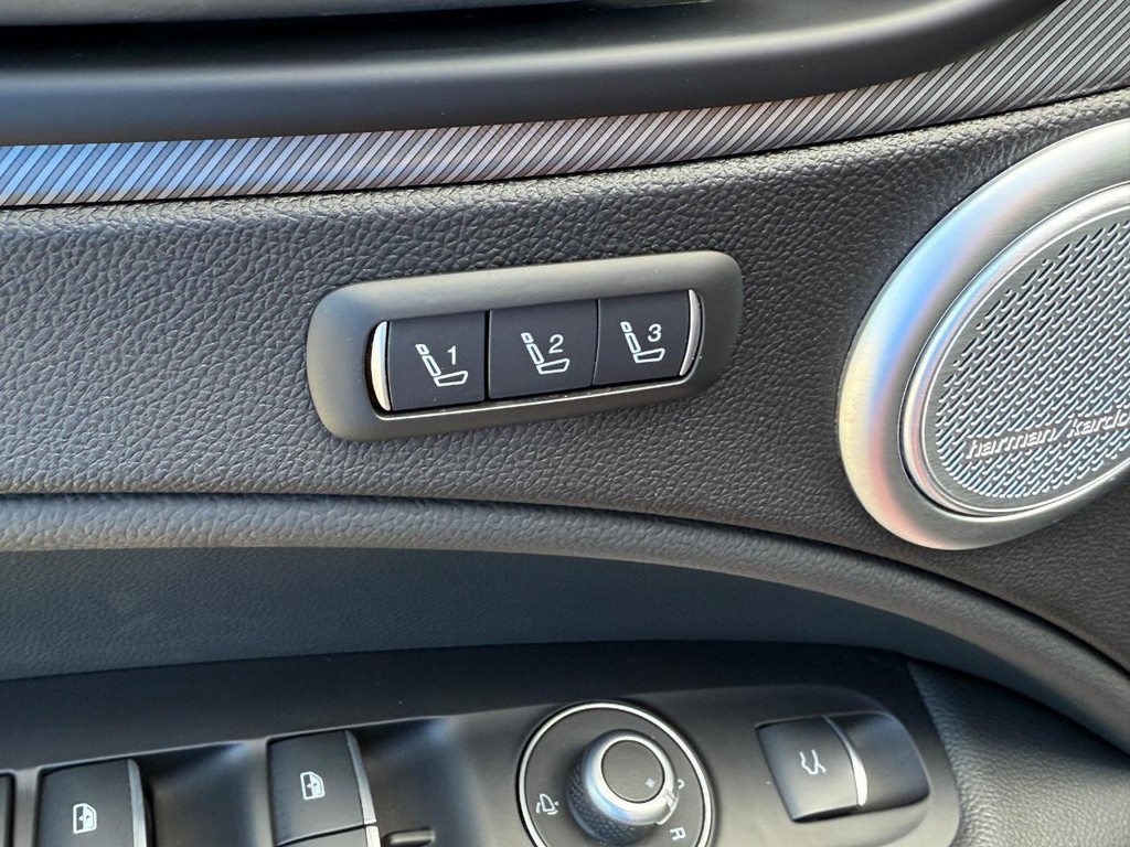 Alfa Romeo Stelvio Vehicle Full-screen Gallery Image 15