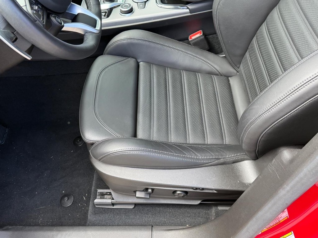 Alfa Romeo Stelvio Vehicle Full-screen Gallery Image 16