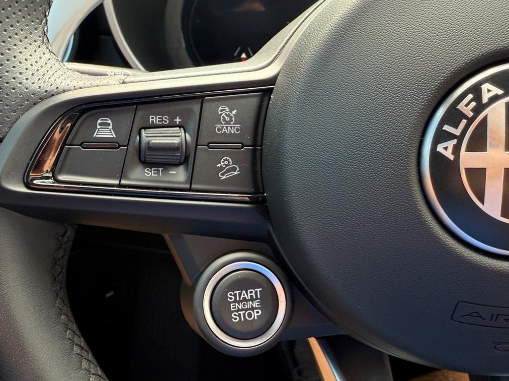 Alfa Romeo Stelvio Vehicle Full-screen Gallery Image 17