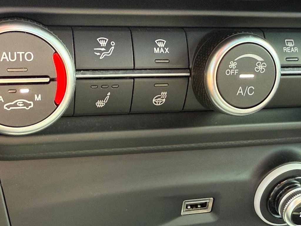 Alfa Romeo Stelvio Vehicle Full-screen Gallery Image 22