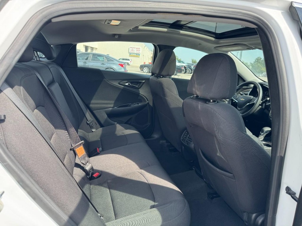 Chevrolet Malibu Vehicle Full-screen Gallery Image 10