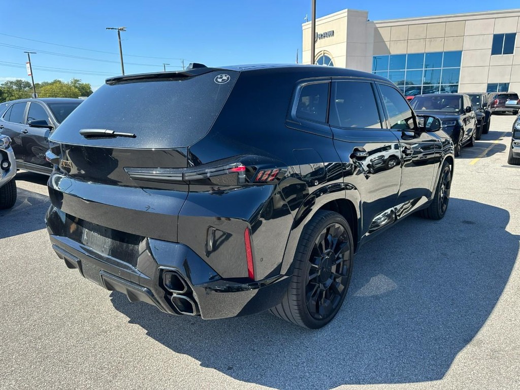 BMW XM Vehicle Full-screen Gallery Image 03