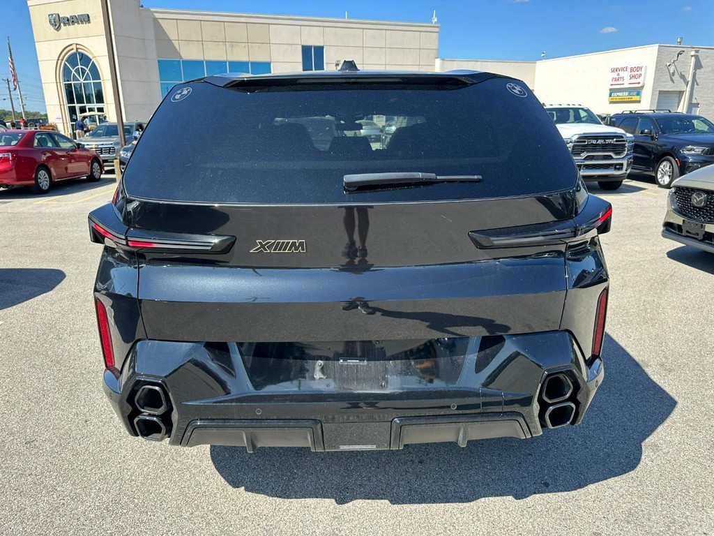 BMW XM Vehicle Full-screen Gallery Image 04