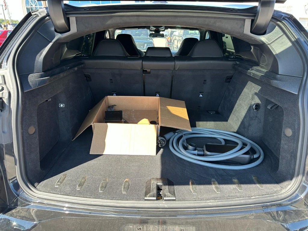 BMW XM Vehicle Full-screen Gallery Image 05