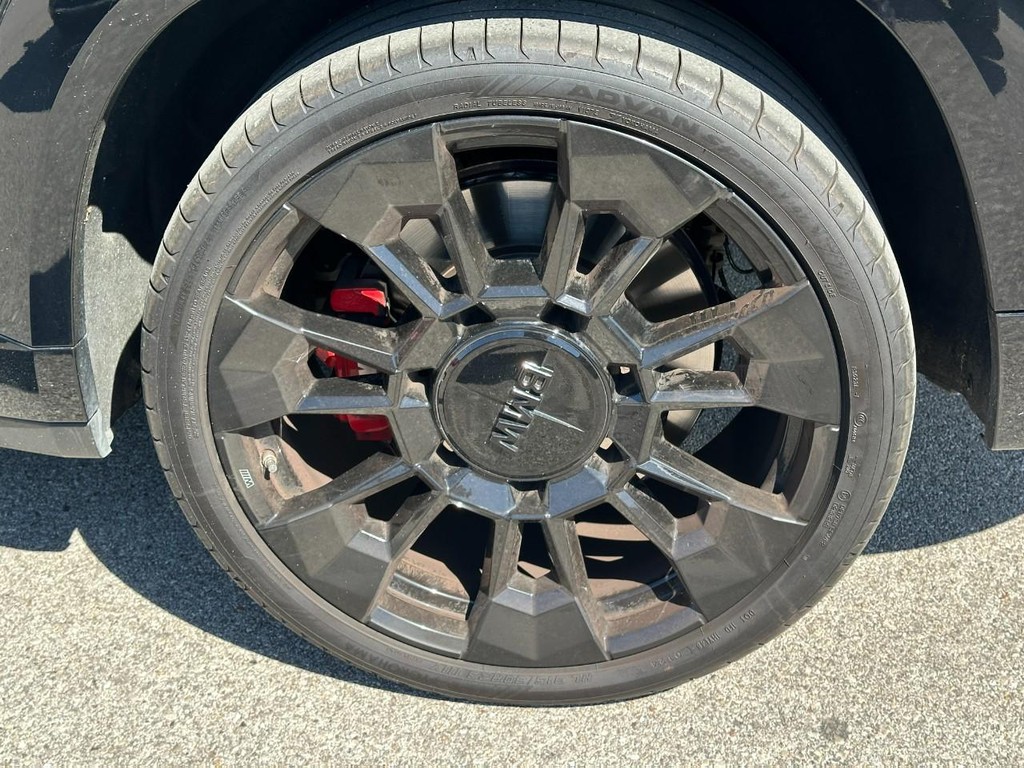 BMW XM Vehicle Full-screen Gallery Image 06