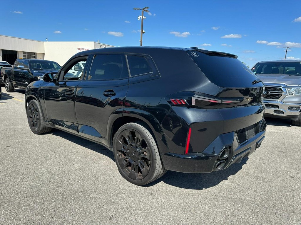 BMW XM Vehicle Full-screen Gallery Image 07