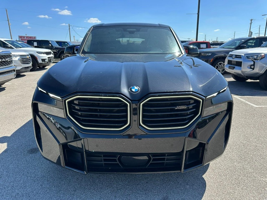 BMW XM Vehicle Full-screen Gallery Image 09