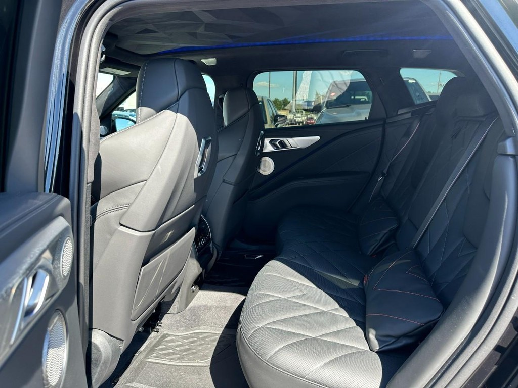 BMW XM Vehicle Full-screen Gallery Image 10