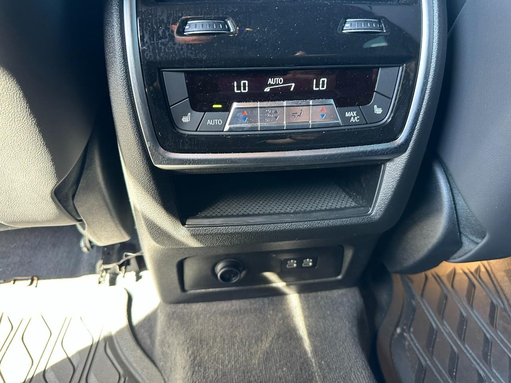 BMW XM Vehicle Full-screen Gallery Image 11