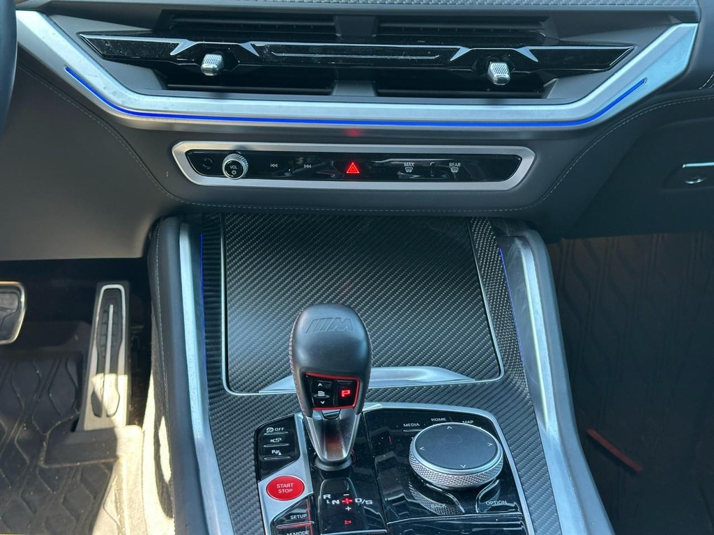 BMW XM Vehicle Full-screen Gallery Image 15