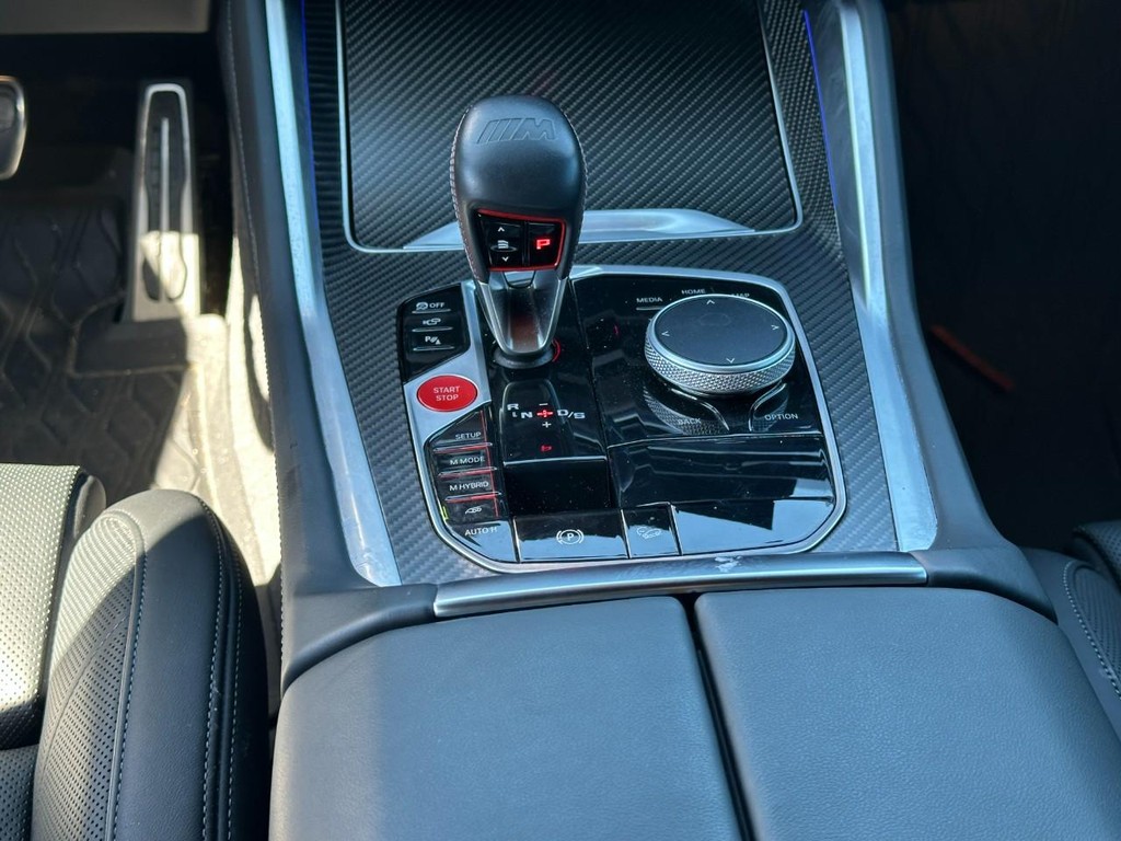 BMW XM Vehicle Full-screen Gallery Image 16