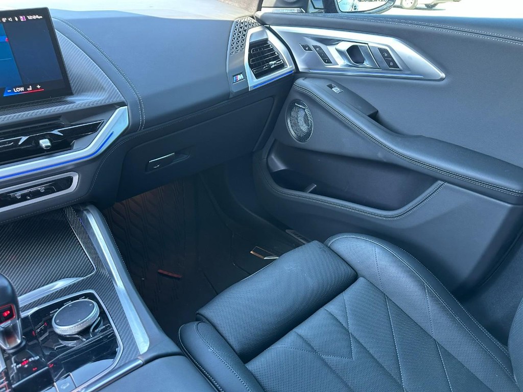 BMW XM Vehicle Full-screen Gallery Image 17