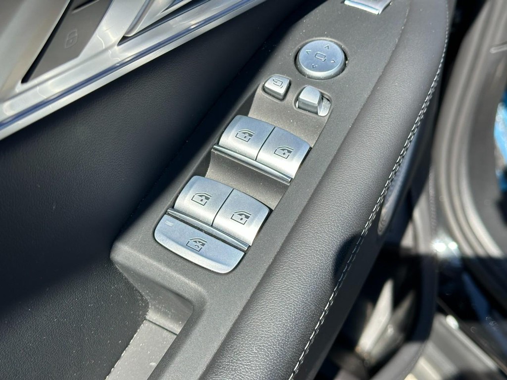 BMW XM Vehicle Full-screen Gallery Image 18