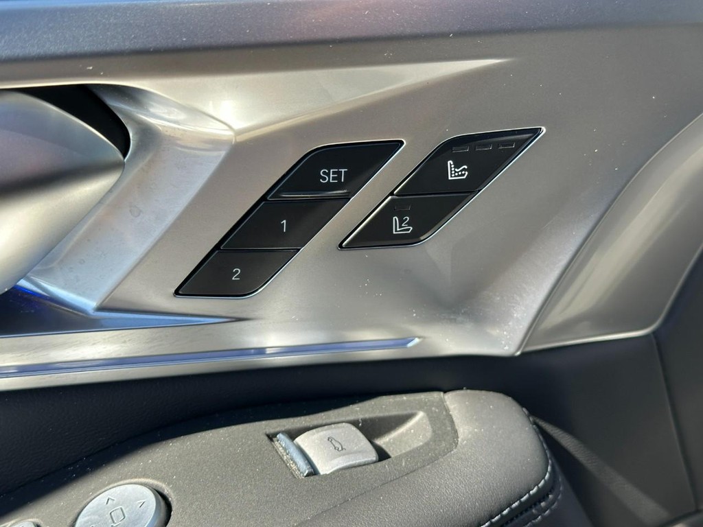 BMW XM Vehicle Full-screen Gallery Image 19