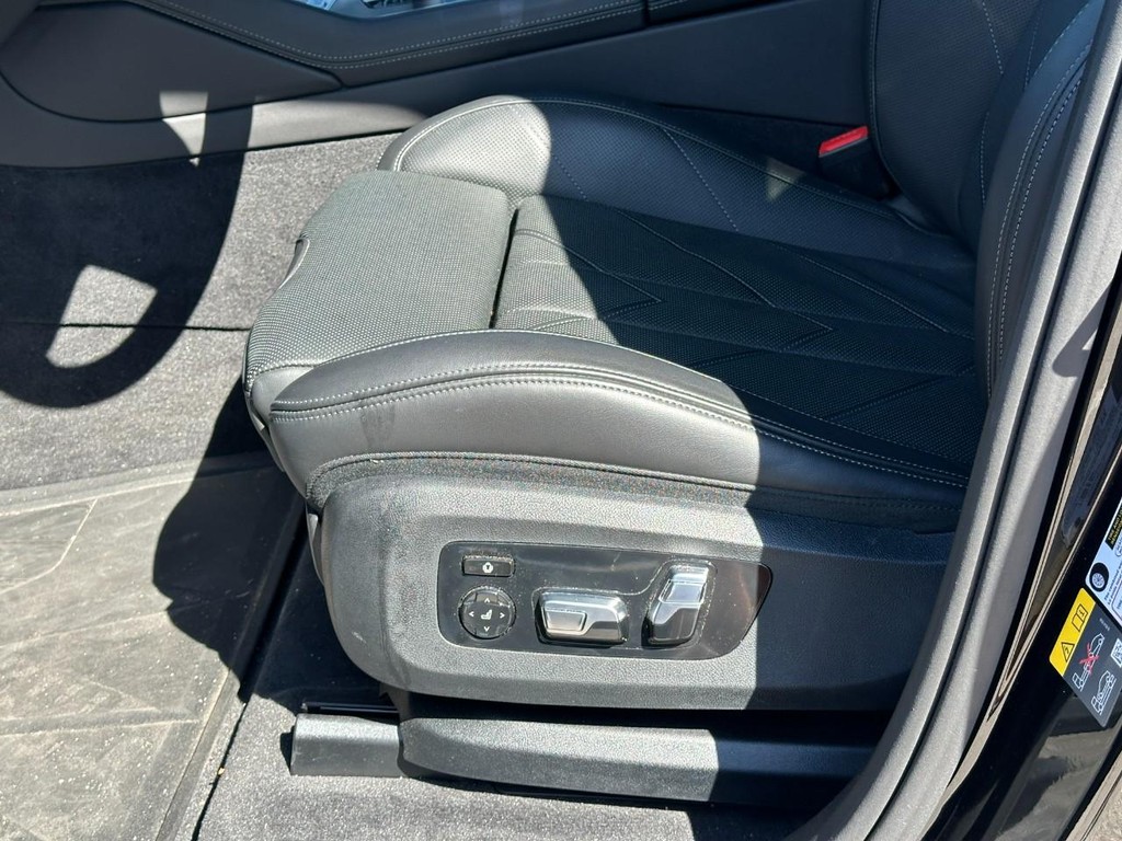 BMW XM Vehicle Full-screen Gallery Image 20