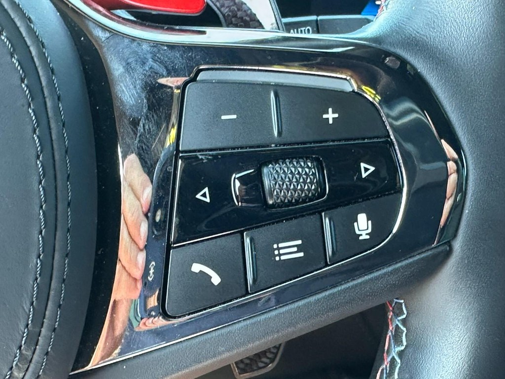 BMW XM Vehicle Full-screen Gallery Image 22