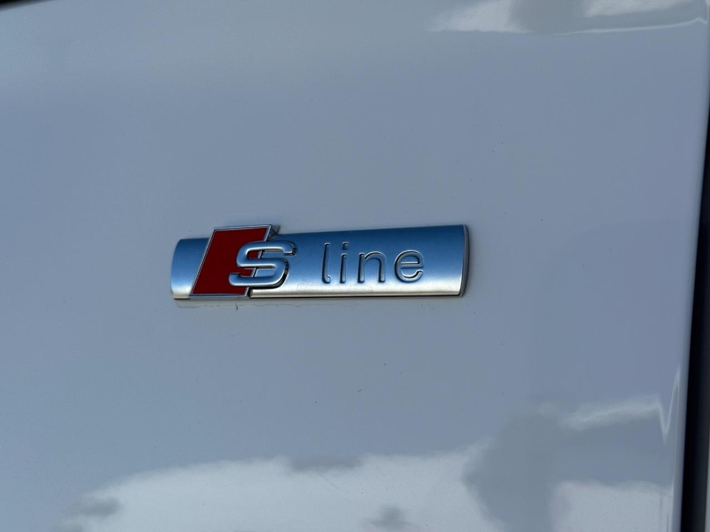 Audi Q5 Vehicle Full-screen Gallery Image 07