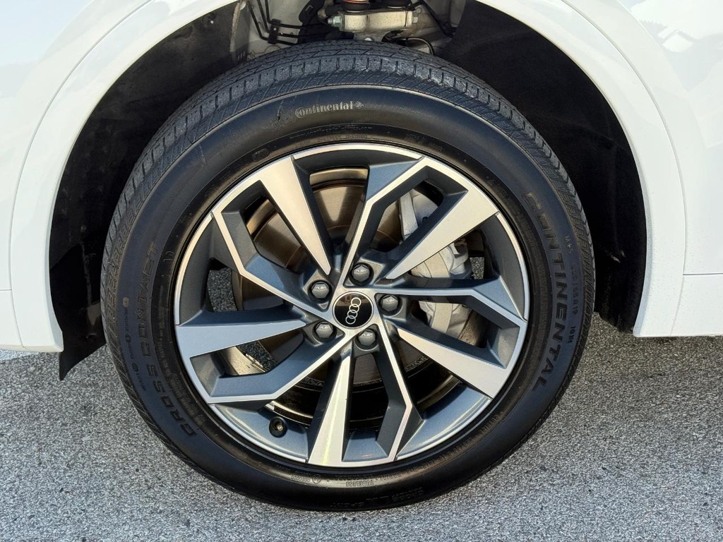 Audi Q5 Vehicle Full-screen Gallery Image 08