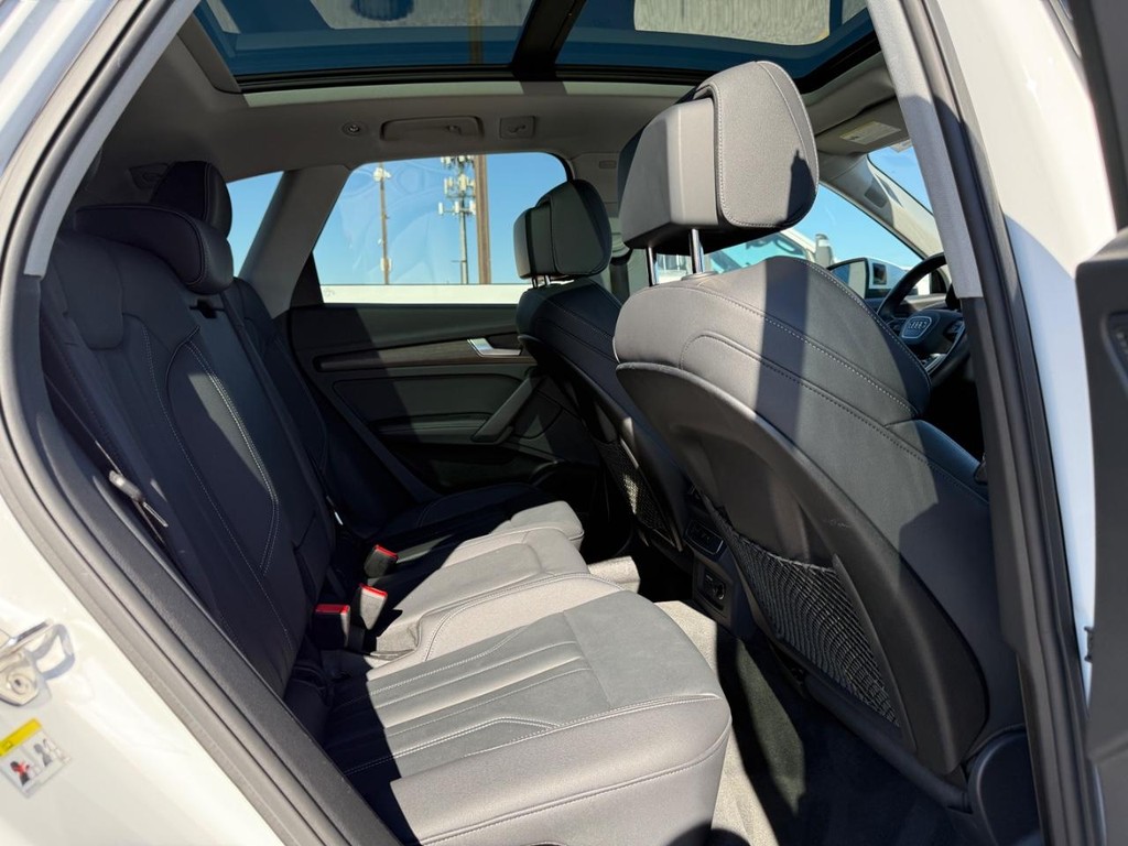 Audi Q5 Vehicle Full-screen Gallery Image 11