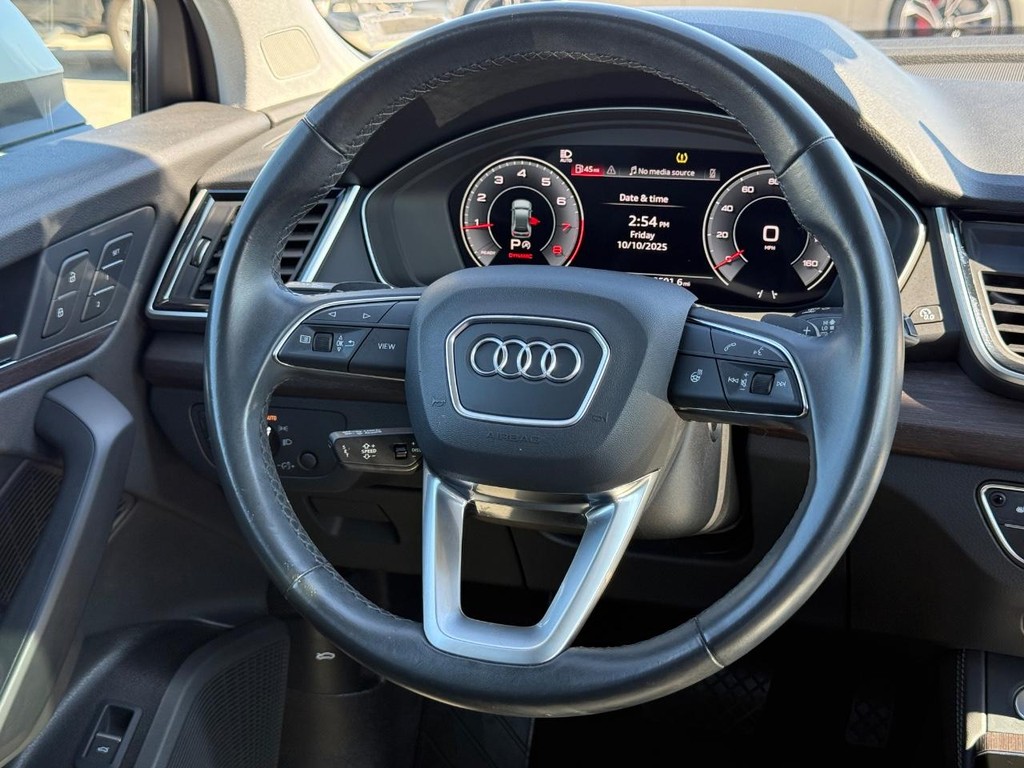 Audi Q5 Vehicle Full-screen Gallery Image 14