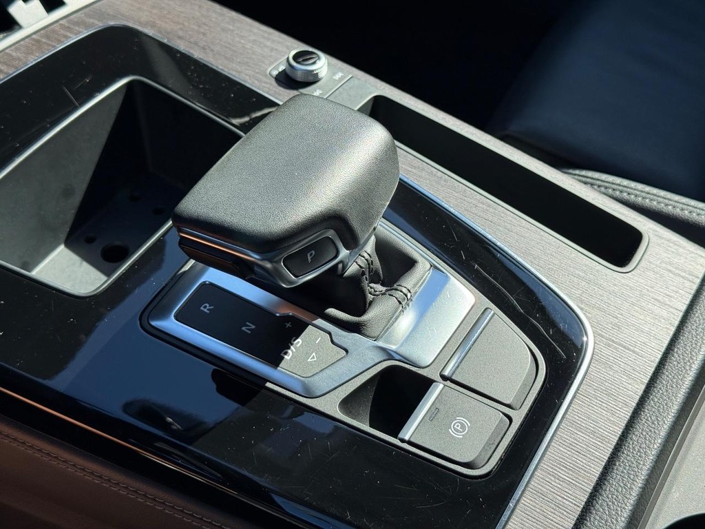 Audi Q5 Vehicle Full-screen Gallery Image 22