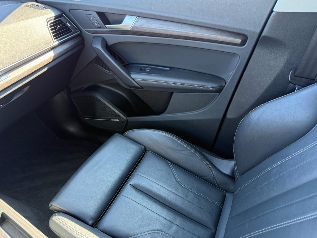 Audi Q5 Vehicle Full-screen Gallery Image 23