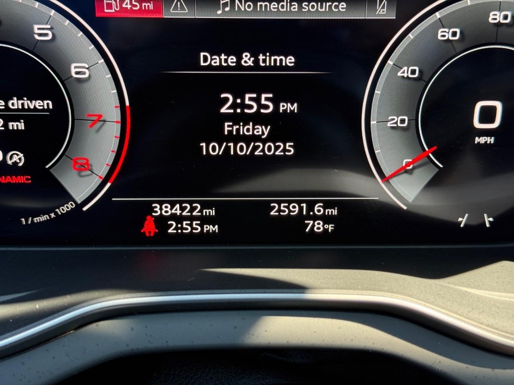 Audi Q5 Vehicle Full-screen Gallery Image 24