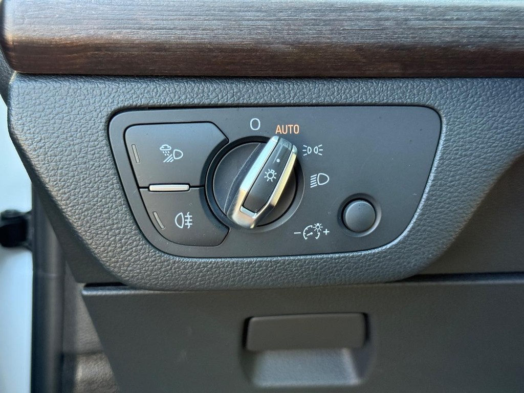 Audi Q5 Vehicle Full-screen Gallery Image 25