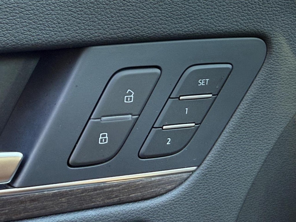 Audi Q5 Vehicle Full-screen Gallery Image 26