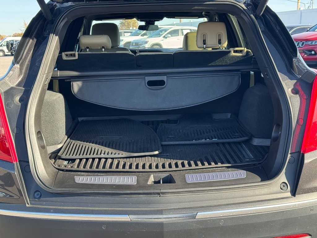 Cadillac XT5 Vehicle Full-screen Gallery Image 04