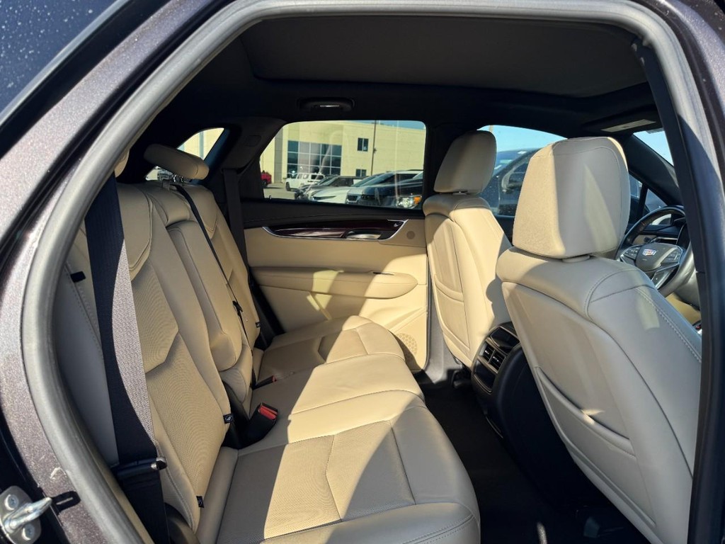 Cadillac XT5 Vehicle Full-screen Gallery Image 10