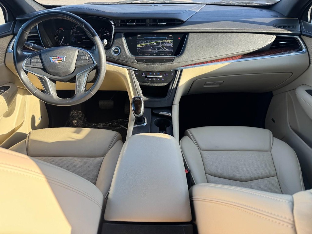 Cadillac XT5 Vehicle Full-screen Gallery Image 11
