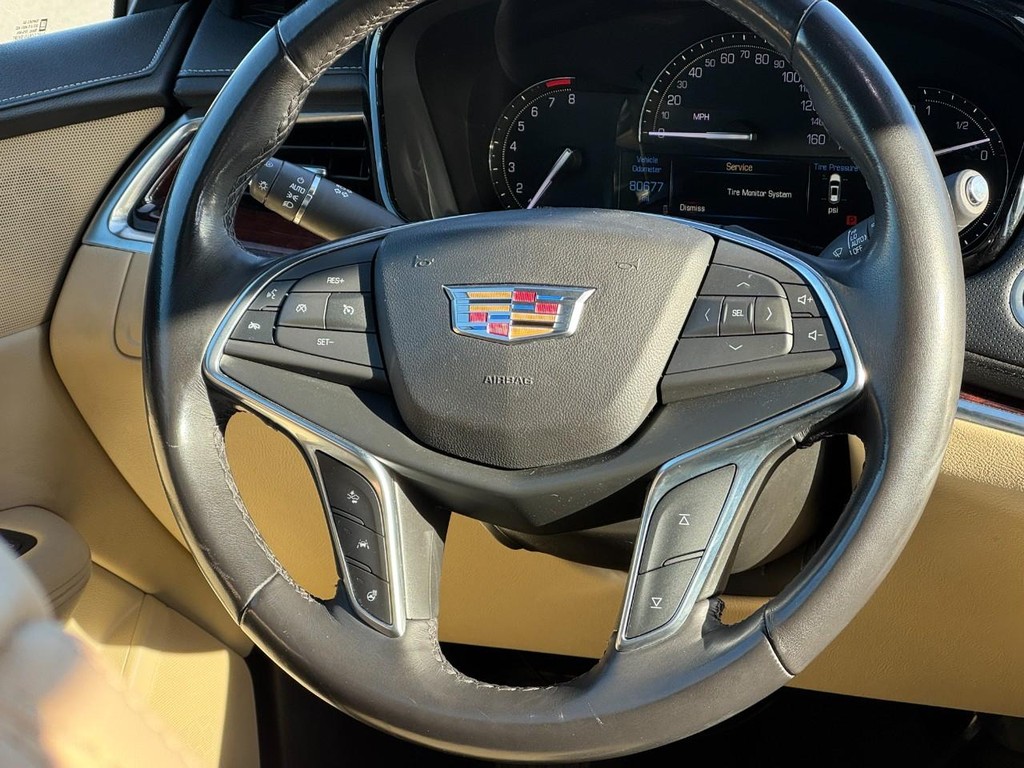 Cadillac XT5 Vehicle Full-screen Gallery Image 12