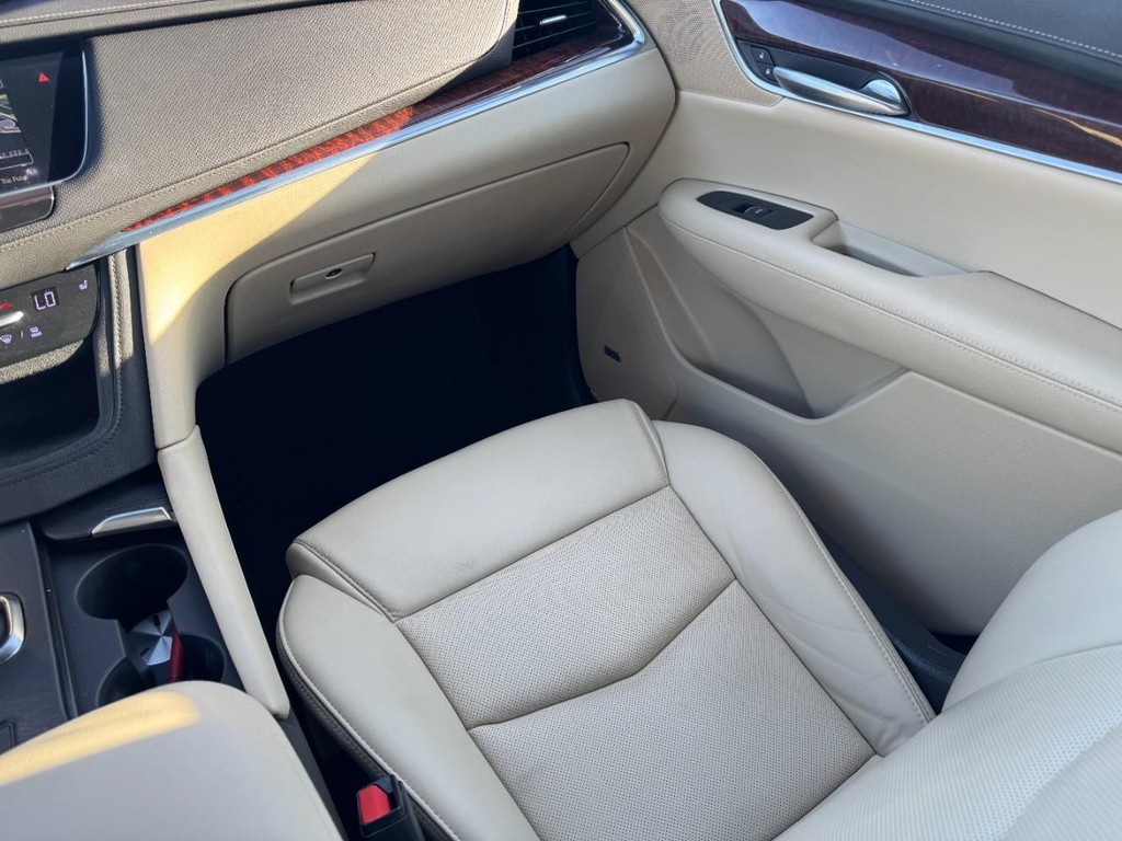 Cadillac XT5 Vehicle Full-screen Gallery Image 15