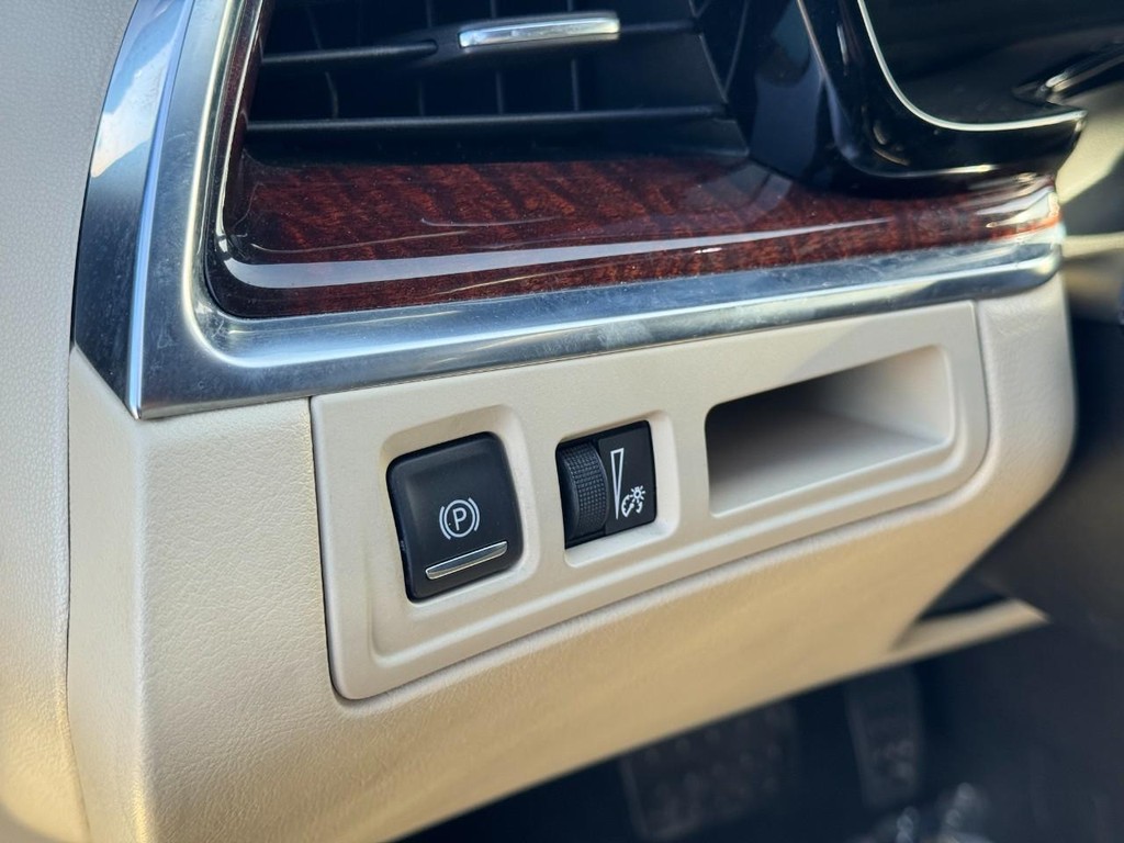 Cadillac XT5 Vehicle Full-screen Gallery Image 16