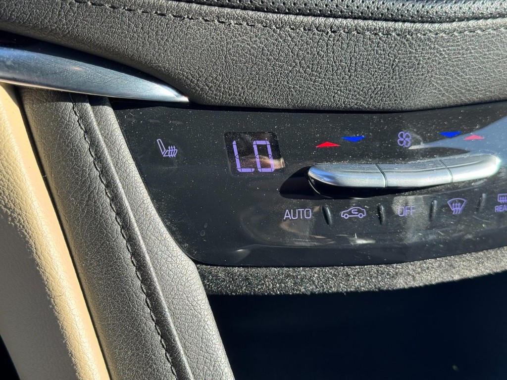 Cadillac XT5 Vehicle Full-screen Gallery Image 22