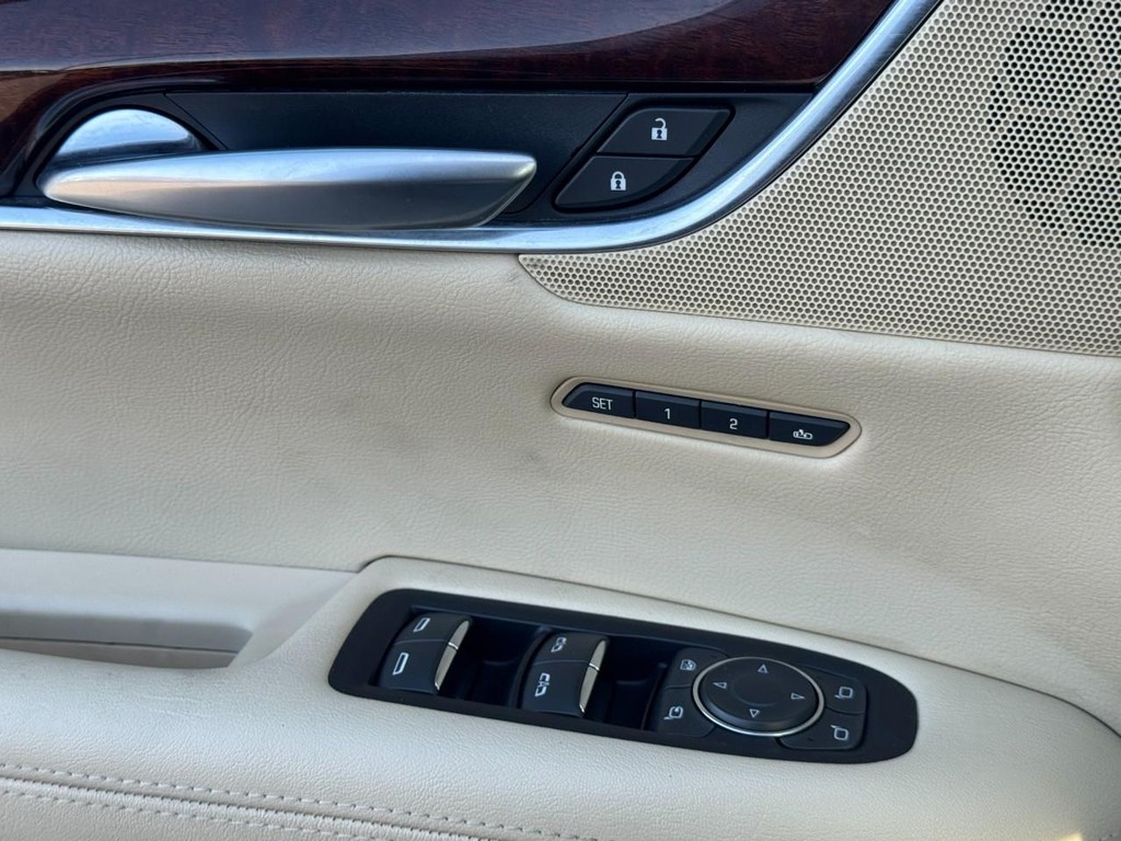 Cadillac XT5 Vehicle Full-screen Gallery Image 23