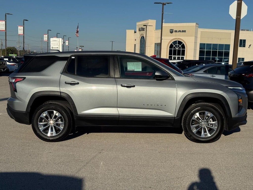 Chevrolet Equinox Vehicle Full-screen Gallery Image 02