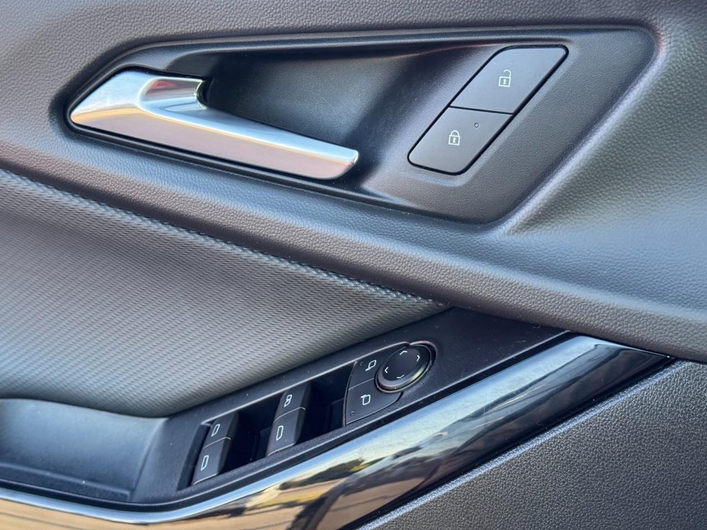 Chevrolet Equinox Vehicle Full-screen Gallery Image 22