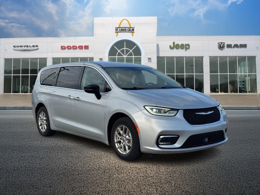 Chrysler Pacifica Vehicle Full-screen Gallery Image 01