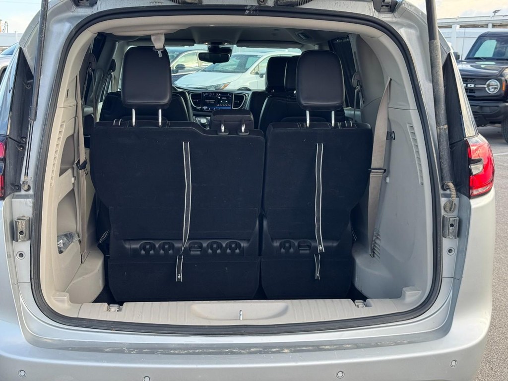 Chrysler Pacifica Vehicle Full-screen Gallery Image 04