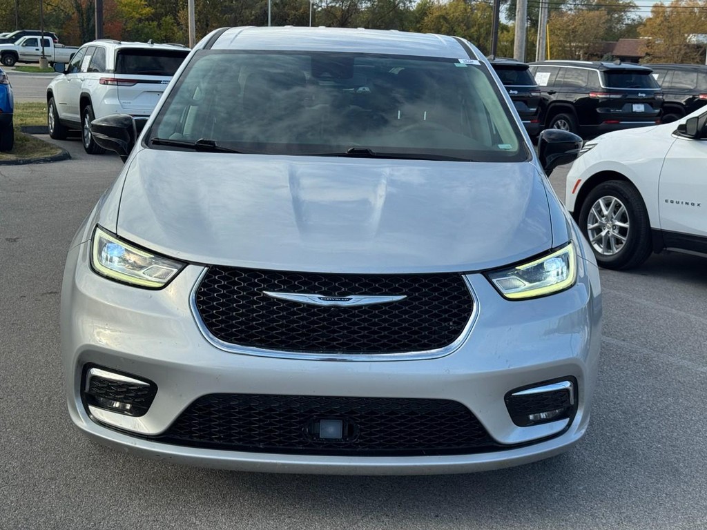 Chrysler Pacifica Vehicle Full-screen Gallery Image 09