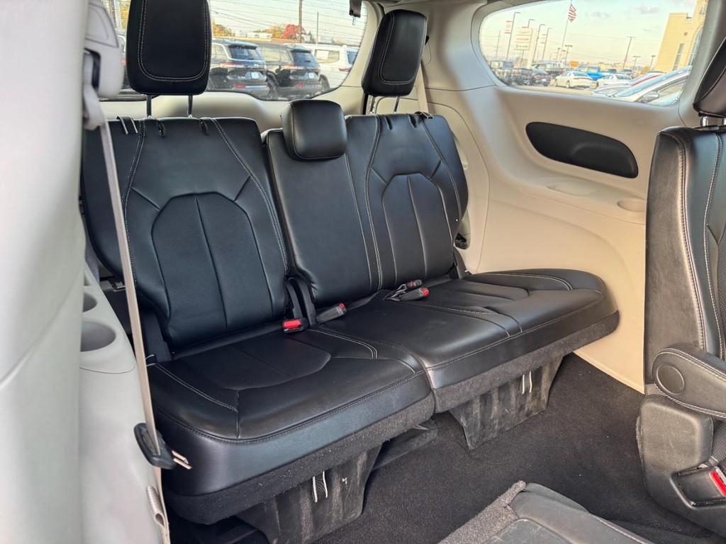 Chrysler Pacifica Vehicle Full-screen Gallery Image 10