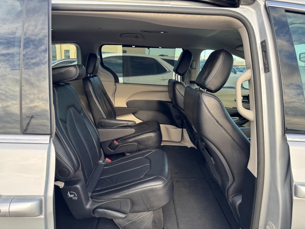 Chrysler Pacifica Vehicle Full-screen Gallery Image 11